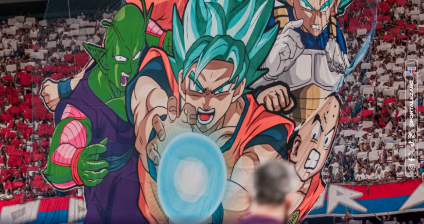 Vojvoda, técnico do Fortaleza, com mosaico do Dragon Ball em destaque
