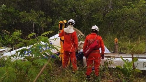 12 bombeiros já estão atuando no resgate dos três corpos das vítimas do acidente aéreo em Barreiras