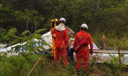 12 bombeiros já estão atuando no resgate dos três corpos das vítimas do acidente aéreo em Barreiras