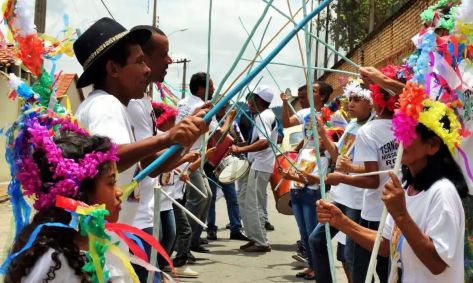 Congadeiros em uma festa de congado em minas gerais