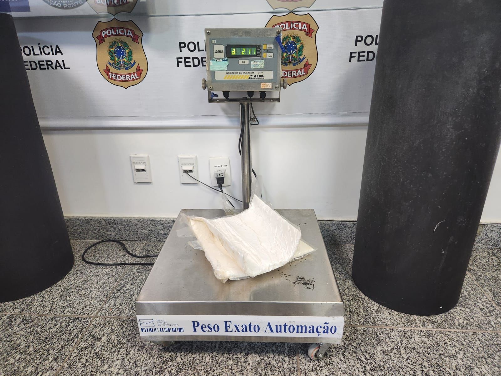 Mulher presa tinha placas com cocaína presas na perna