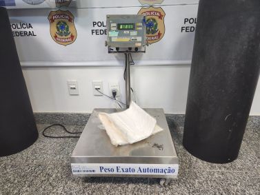 Mulher presa tinha placas com cocaína presas na perna