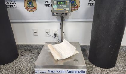 Mulher presa tinha placas com cocaína presas na perna