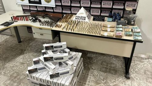 Além das armas, foram apreendidas munições e dinheiro em espécie