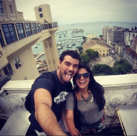 Alexandre Perrout Rodrigues da Silva com a namorada durante uma viagem; casal estava junto desde 2016 / Reprodução