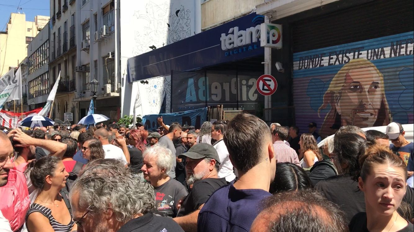 Pessoas protestam contra fechamento da Telam, empresa estatal de notícias da Argentina / Luciana Taddeo/CNN Brasil