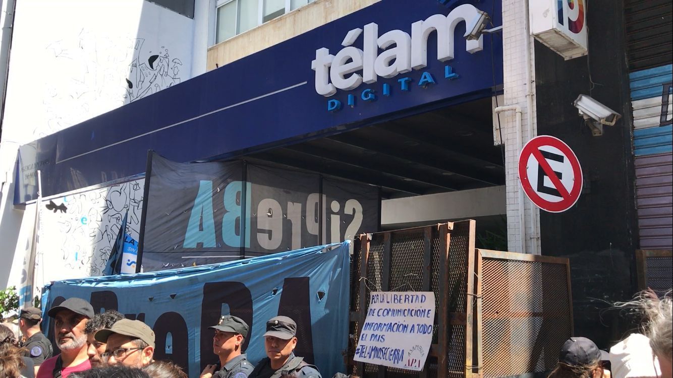 Pessoas protestam contra fechamento da Telam, empresa estatal de notícias da Argentina