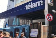 Milei enfrenta protesto após tirar agência estatal do ar, suspender funcionários e cercar prédio