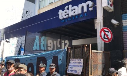 Milei enfrenta protesto após tirar agência estatal do ar, suspender funcionários e cercar prédio
