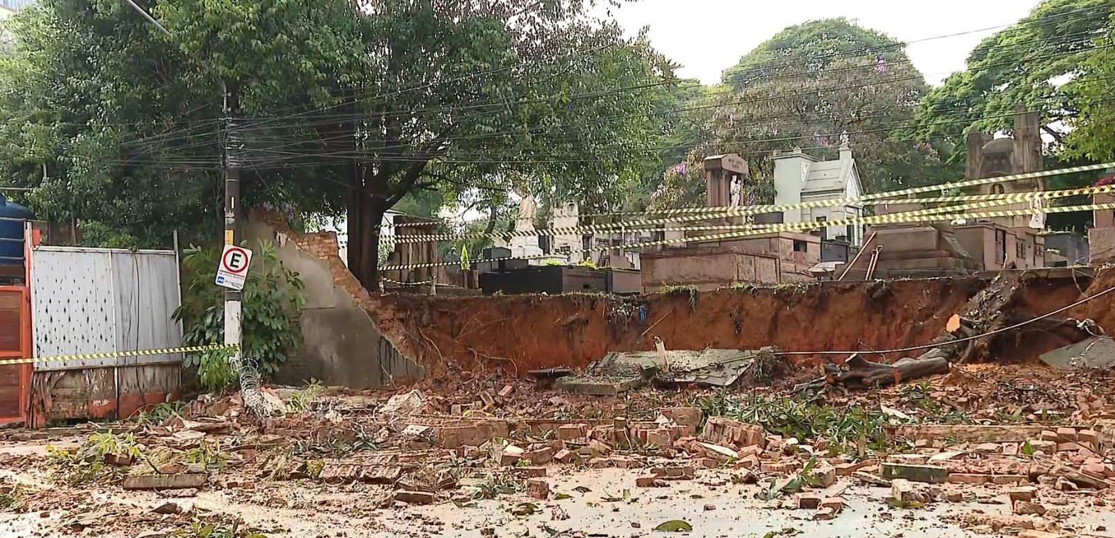 Forte chuva causa queda de muro do cemitério da Consolação, no centro de São Paulo