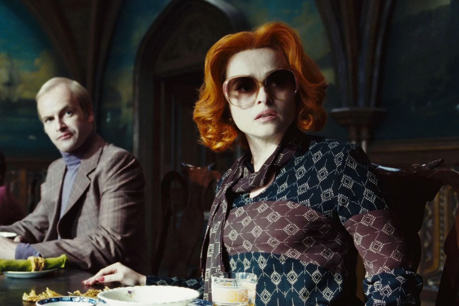 Helena Bonham Carter no filme "Sombras Negras" de 2012. O ator contratou Azzi Glasser para criar um perfume parecido com cigarros e uísque para ajudá-la a entrar no personagem