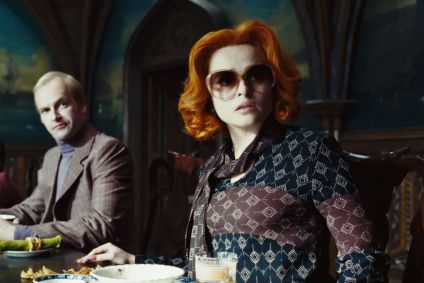 Helena Bonham Carter no filme "Sombras Negras" de 2012. O ator contratou Azzi Glasser para criar um perfume parecido com cigarros e uísque para ajudá-la a entrar no personagem