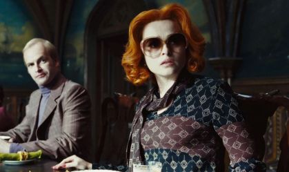 Helena Bonham Carter no filme "Sombras Negras" de 2012. O ator contratou Azzi Glasser para criar um perfume parecido com cigarros e uísque para ajudá-la a entrar no personagem