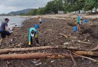 Moradores se unem para recolher lixo de praias após temporal em Ubatuba (SP)