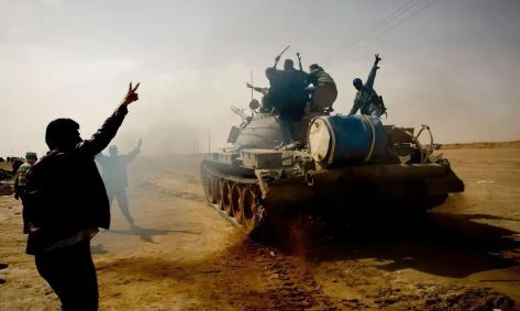 Tanque de guerra em uma área de guerra com pessoas guerreando