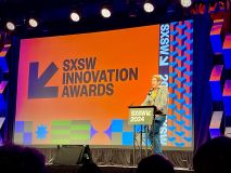 palco do sxsw inovation awards com uma pessoa no púlpito