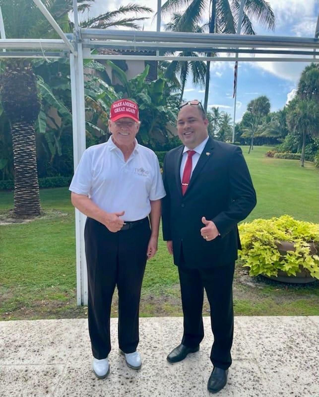 Ex-presidente Donald Trump e Brian Butler posam para foto em julho de 2022 no resort Mar-a-Lago, em Palm Beach, na Flórida / CNN