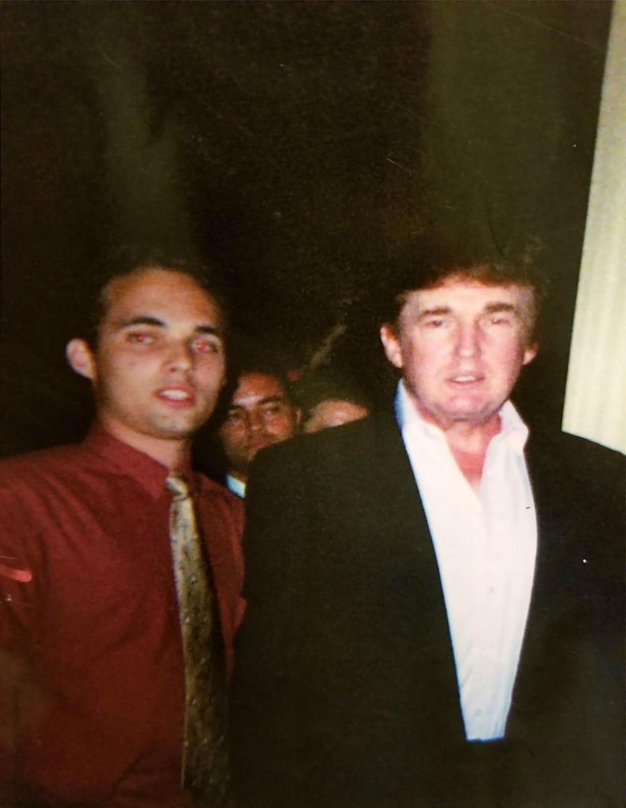 Foto de 2002 mostra Brian Butler e Donald Trump em uma festa de Natal no resort de Palm Beach, Mar-a-Lago, na Flórida / CNN