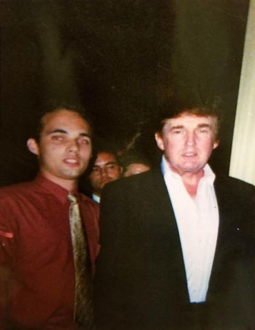 Foto de 2002 mostra Brian Butler e Donald Trump em uma festa de Natal no resort de Palm Beach, Mar-a-Lago, na Flórida / CNN