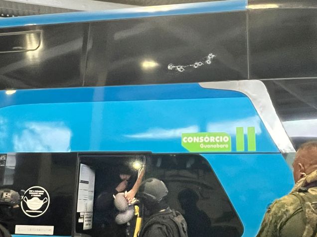 Vídeos mostram marca de bala e sequestrador de ônibus sendo preso no Rio / Divulgação