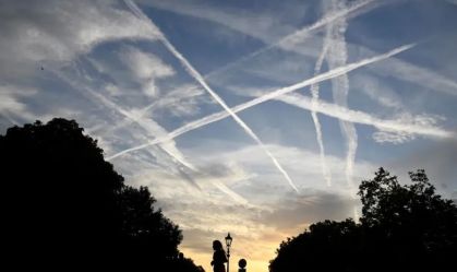 Rastro de avião é tóxico? Entenda a teoria da conspiração dos chemtrails