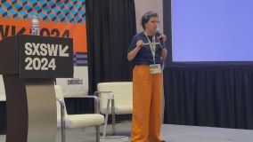 palestrante brasileira fala ao microfone durante painel no SXSW