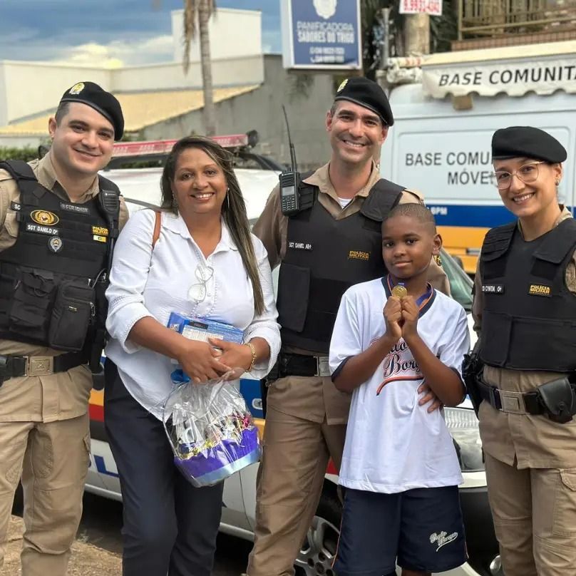 Policiais, Lucca e sua mãe / Polícia Militar de Minas Gerais/Divulgação