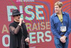 Maria Paula e Hugh Forrest no palco no SXSW