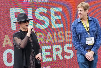 Maria Paula e Hugh Forrest no palco no SXSW
