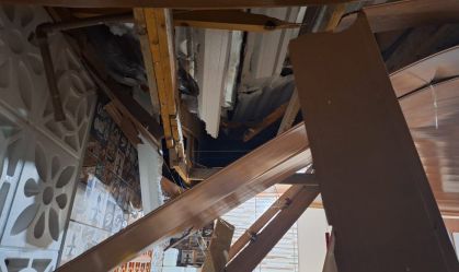 Paraquedista cai sobre telhado de uma casa durante voo no Paraná; veja vídeo