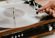 Vinil faz vendas físicas de música no Brasil voltarem ao patamar de 2017