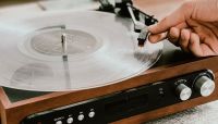 Vinil faz vendas físicas de música no Brasil voltarem ao patamar de 2017