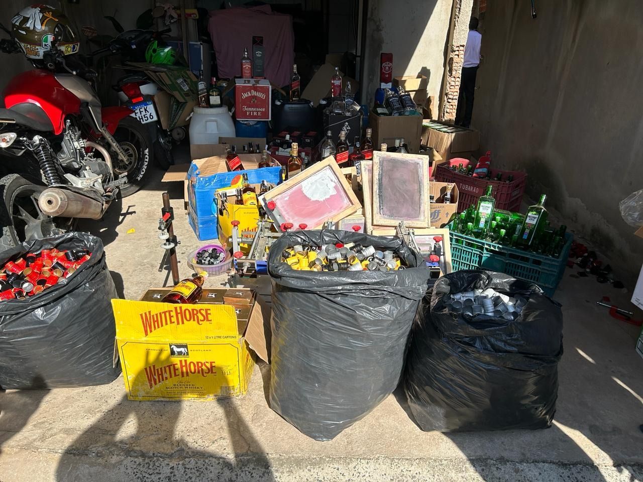 Imagem de destaque do post: Três pessoas são presas por falsificação de bebidas alcoólicas em Campinas