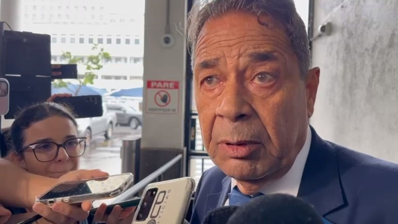 Alexandre Dumans, advogado do Sindicato da Polícia Civil e Associacao da Polícia Civil do RJ, chega à sede da PF no RIo