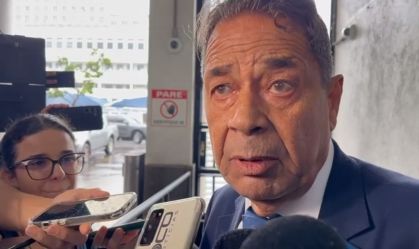 Alexandre Dumans, advogado do Sindicato da Polícia Civil e Associacao da Polícia Civil do RJ, chega à sede da PF no RIo
