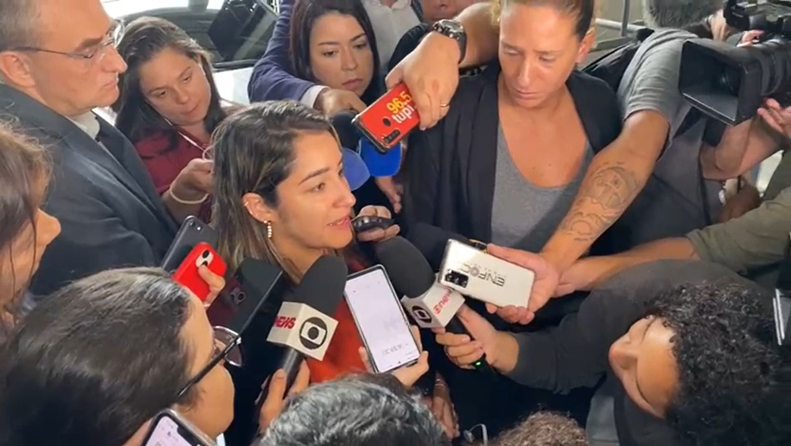 Agatha Arnaus, viúva do motorista Anderson Gomes, chega à sede da PF no Rio de Janeiro