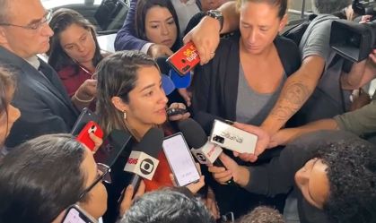 Agatha Arnaus, viúva do motorista Anderson Gomes, chega à sede da PF no Rio de Janeiro