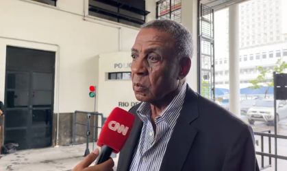 O advogado de Domingos Brazão, Ubiratan Guedes, em entrevista à CNN Brasil na sede da PF no Rio de Janeiro