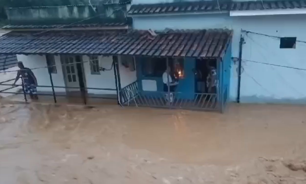 Pessoas ilhadas em casa em Mimoso do Sul /