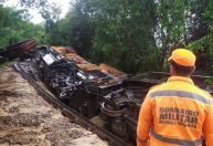 Locomotiva descarrila e tomba em cratera na zona rural de Formiga, em Minas Gerais