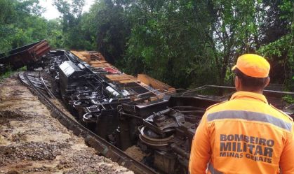 Locomotiva descarrila e tomba em cratera na zona rural de Formiga, em Minas Gerais