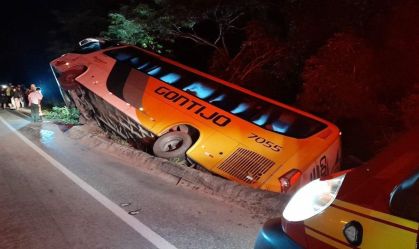 Ônibus tomba em MG