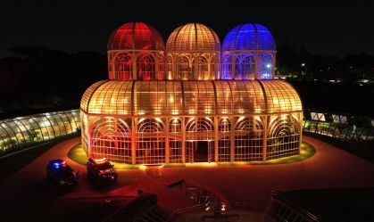 Em Curitiba, o tradicional Jardim Botânico ganhou as cores de uma sirene durante à noite. E viaturas da instituição.