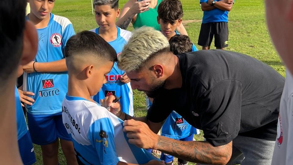 Yuri Alberto visita clube onde começou no futebol