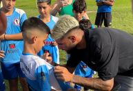 Yuri Alberto visita clube onde começou no futebol: 
