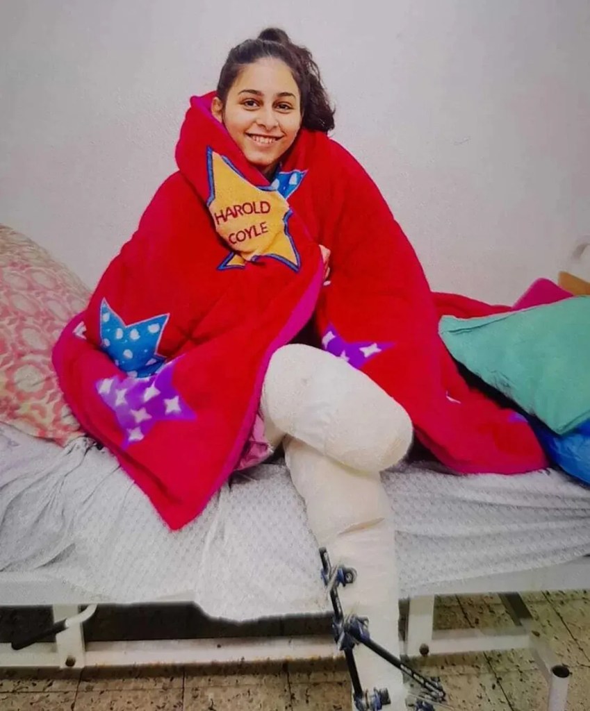Ahed Bseiso, 17 anos, é atendida semanas depois de sua perna ter sido amputada sem anestesia após um bombardeio em Gaza / Hani Bseiso/Arquivo Pessoal