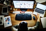 "Profissão do futuro", setor de tecnologia enfrenta crise com profissionais sobrecarregados e empresas insatisfeitas