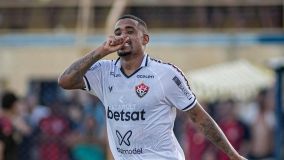 Alerrandro marcou um dos gols do Vitória sobre o Barcelona no jogo de ida da semifinal do Baiano