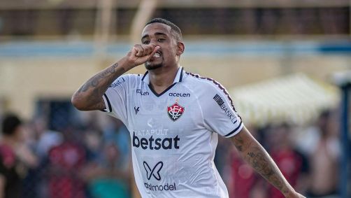 Alerrandro marcou um dos gols do Vitória sobre o Barcelona no jogo de ida da semifinal do Baiano