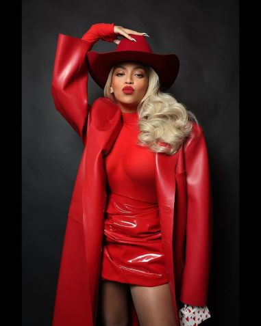Look monocromático de Beyoncé / Reprodução/Beyoncé/Instagram